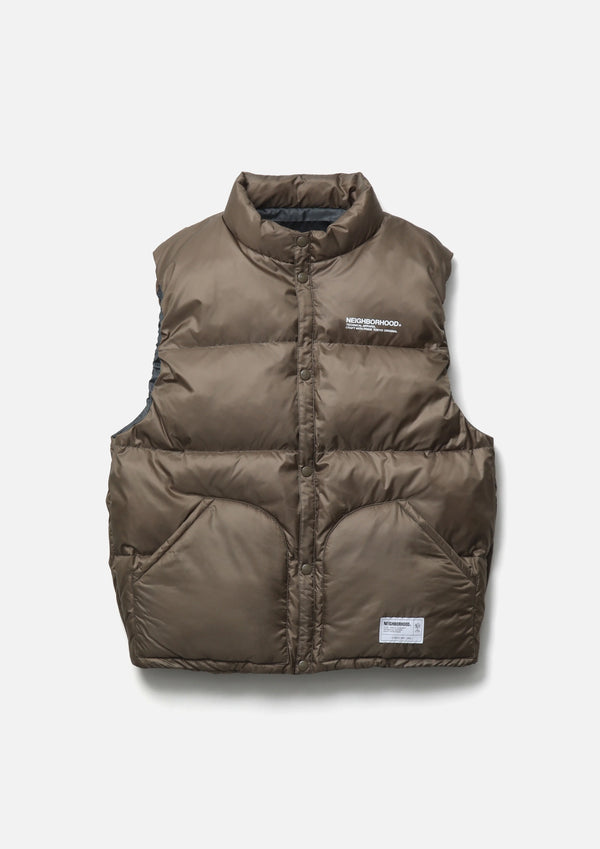 NEIGHBORHOOD
CLASSIC DOWN VEST
軽量で耐久性に優れるポリエステルマイクロリップストップ素材を使用したダウンベスト。
左胸と背面にロゴをプリント。
制電性に優れるポリエステルタフタ裏地。
オリジナルのスナップボタンを採用。
ポケットにブランドタグ、脇接ぎにピスネームを付属。
品番:262TSNH-JKM08