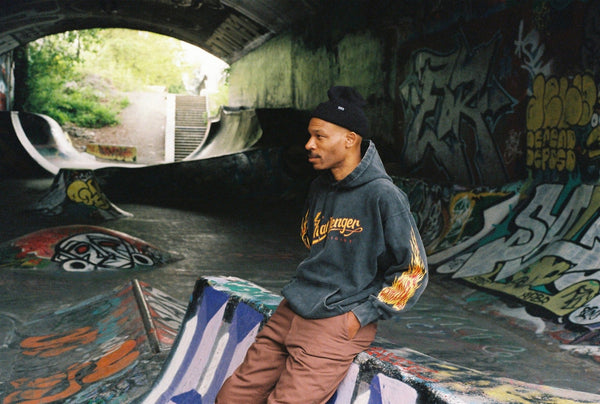 【CHALLENGER|チャレンジャー】SNAKING LOGO HOODIE /スネーキングロゴフーディー(BLACK) - STREAM【CHALLENGER|チャレンジャー】SNAKING LOGO HOODIE /スネーキングロゴフーディー(BLACK)STREAMBLACKM