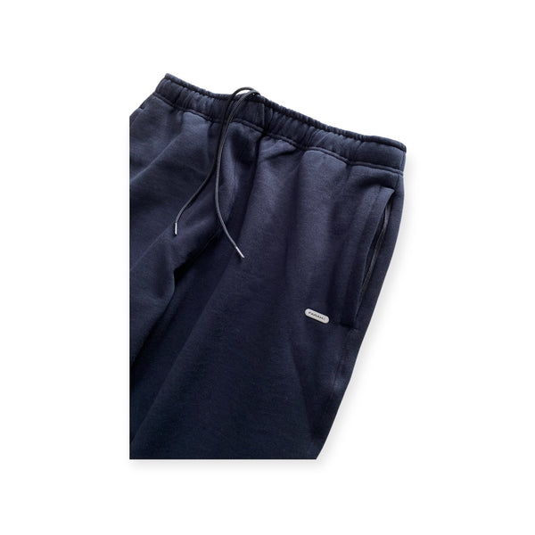 【FARAH|ファーラー】POTTING LOGO SWEAT PANTS/ポッティング ロゴスウェットパンツ(NAVY) - STREAM【FARAH|ファーラー】POTTING LOGO SWEAT PANTS/ポッティング ロゴスウェットパンツ(NAVY)STREAMM