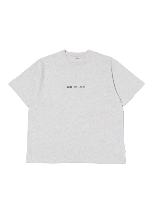 【FARAH|ファーラー】PRINTED GRAPHIC S/S TEE"D.F.E"/プリンテッドグラフィックTシャツ"D.F.E"(HEATHER GREY , BLACK) - STREAM【FARAH|ファーラー】PRINTED GRAPHIC S/S TEE"D.F.E"/プリンテッドグラフィックTシャツ"D.F.E"(HEATHER GREY , BLACK)STREAMHEATHER GREYM