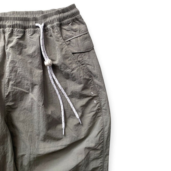 【迷迭香|マンネンロウ】NYLON HARVEST TRAINER/ナイロンハーベストトレーナー(GRY ライトグレー,DNM デニム,DGR ダークグレー,BLK ブラック) - STREAM【迷迭香|マンネンロウ】NYLON HARVEST TRAINER/ナイロンハーベストトレーナー(GRY ライトグレー,DNM デニム,DGR ダークグレー,BLK ブラック)STREAMLIGHT GREY0(XS)