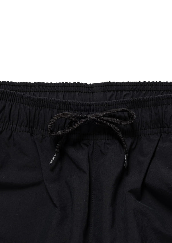 【WTAPS|ダブルタップス】SPST2001 / TROUSERS / NYLON. TUSSAH. PERTEX®
撥水性を備えたPERTEX®ナイロンタッサー使用のトラックパンツ。
裏地は吸水速乾メッシュ素材のECO MADE COOLMAX®を用いた総裏の仕様。
ウエストゴムの仕様ながら内蔵されたドローコードでも調節可能。
フロントとバックにプリントモチーフとヒートトランスファープリントモチーフを配置。
26AW