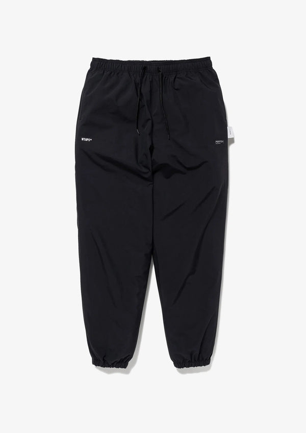 【WTAPS|ダブルタップス】SPST2001 / TROUSERS / NYLON. TUSSAH. PERTEX®
撥水性を備えたPERTEX®ナイロンタッサー使用のトラックパンツ。
裏地は吸水速乾メッシュ素材のECO MADE COOLMAX®を用いた総裏の仕様。
ウエストゴムの仕様ながら内蔵されたドローコードでも調節可能。
フロントとバックにプリントモチーフとヒートトランスファープリントモチーフを配置。
26AW