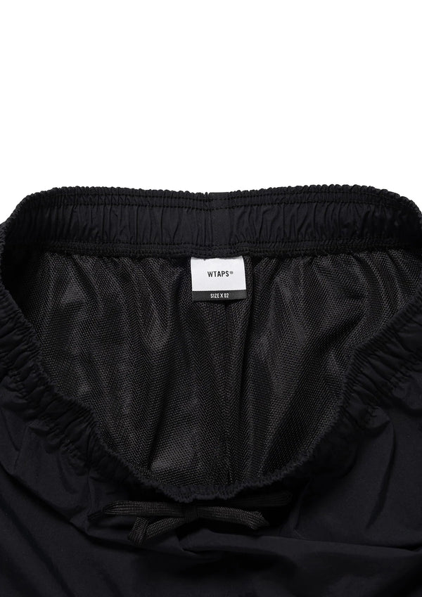 【WTAPS|ダブルタップス】SPST2001 / TROUSERS / NYLON. TUSSAH. PERTEX®
撥水性を備えたPERTEX®ナイロンタッサー使用のトラックパンツ。
裏地は吸水速乾メッシュ素材のECO MADE COOLMAX®を用いた総裏の仕様。
ウエストゴムの仕様ながら内蔵されたドローコードでも調節可能。
フロントとバックにプリントモチーフとヒートトランスファープリントモチーフを配置。
26AW