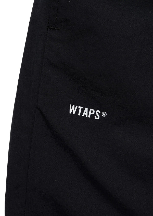 【WTAPS|ダブルタップス】SPST2001 / TROUSERS / NYLON. TUSSAH. PERTEX®
撥水性を備えたPERTEX®ナイロンタッサー使用のトラックパンツ。
裏地は吸水速乾メッシュ素材のECO MADE COOLMAX®を用いた総裏の仕様。
ウエストゴムの仕様ながら内蔵されたドローコードでも調節可能。
フロントとバックにプリントモチーフとヒートトランスファープリントモチーフを配置。
26AW
