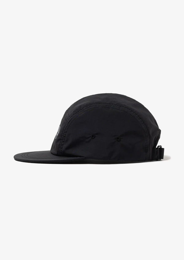 【WTAPS|ダブルタップス】T-5 06 / CAP / NYLON. TUSSAH. PERTEX®
耐久防水を誇るPERTEX®のナイロンタッサー生地を使用した5パネルキャンプキャップ。
フロントとアジャスターベルトにプリントモチーフを配置。
ベルクロ仕様のアジャスターで調節可能。
SIZE:ONE SIZE
FABRIC :ナイロン100%
品番:262HCDT-HT03
26AW