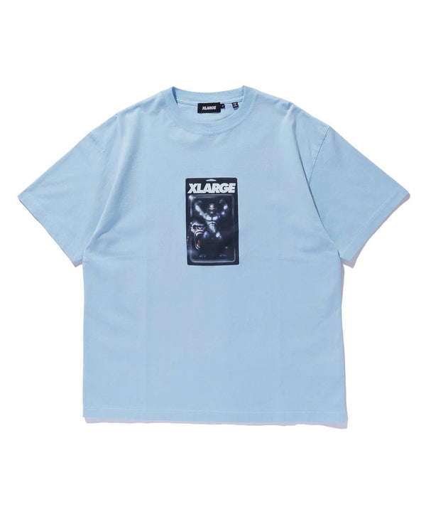 【X - LARGE|エクストララージ】ACTION FIGURE S/S TEE(WHITE , BLACK . LT,BLUE) - STREAM【X - LARGE|エクストララージ】ACTION FIGURE S/S TEE(WHITE , BLACK . LT,BLUE)STREAMLT.BLUEM