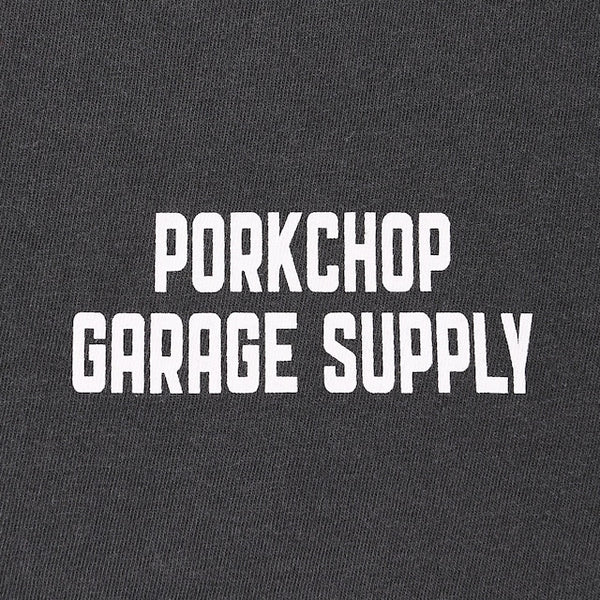 【PORKCHOP GARAGE SUPPLY|ポークチョップ ガレージ サプライ】BAR&SHIELD TEE /バーアンドシールドTEE(ASH BLACK)