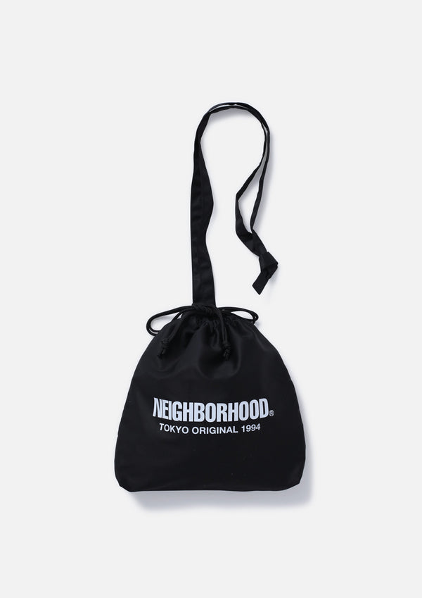 【NEIGHBORHOOD|ネイバーフッド】LOGO DRAWSTRING SHOULDER BAG /ロゴドローストリングショルダーバッグ(BLACK)