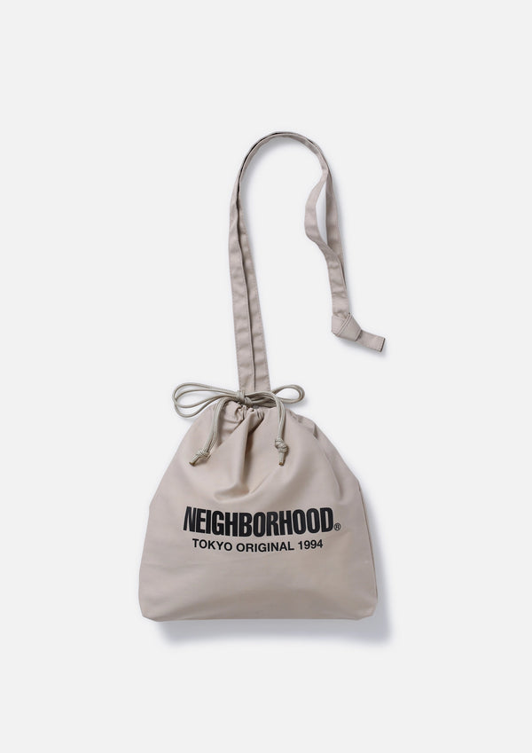 【NEIGHBORHOOD|ネイバーフッド】LOGO DRAWSTRING SHOULDER BAG /ロゴドローストリングショルダーバッグ(BEIGE)