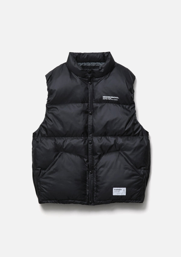 NEIGHBORHOOD
CLASSIC DOWN VEST 
軽量で耐久性に優れるポリエステルマイクロリップストップ素材を使用したダウンベスト。
左胸と背面にロゴをプリント。
制電性に優れるポリエステルタフタ裏地。
オリジナルのスナップボタンを採用。
ポケットにブランドタグ、脇接ぎにピスネームを付属。
品番:262TSNH-JKM08 