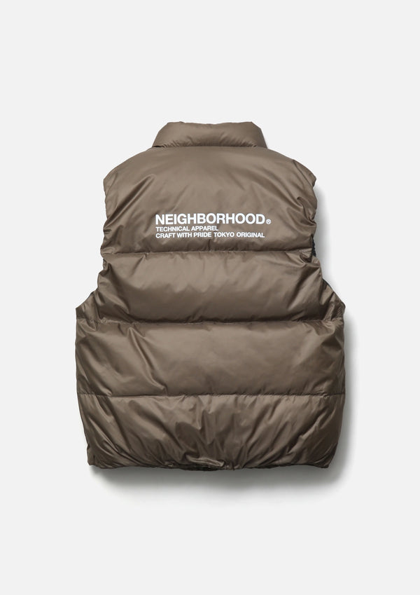 NEIGHBORHOOD
CLASSIC DOWN VEST 
軽量で耐久性に優れるポリエステルマイクロリップストップ素材を使用したダウンベスト。
左胸と背面にロゴをプリント。
制電性に優れるポリエステルタフタ裏地。
オリジナルのスナップボタンを採用。
ポケットにブランドタグ、脇接ぎにピスネームを付属。
品番:262TSNH-JKM08 