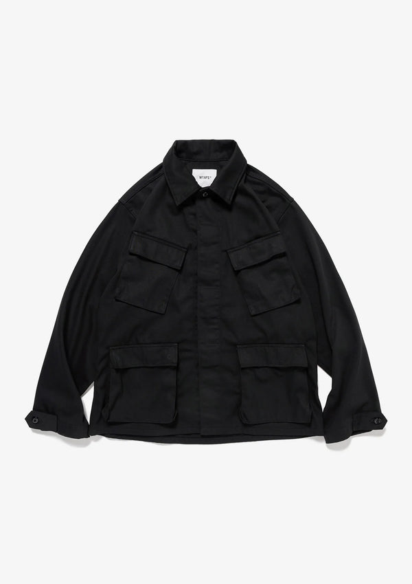 WTAPS|ダブルタップス JMOD 01/LS/CTPL. SATIN 
ブランド創設以来、アイコニックなアイテムとして展開しているファティーグシャツ。ワンウォッシュ加工を施したコットン/ポリエステル混紡のサテン生地使用の比翼仕立て。フロントに上下角度を変えたフラップポケットを配置。袖口はアジャスター用のフラップを付属し調節が可能。 
品番:262WVDT-SHM03 
26AW
公式通販 正規取扱店