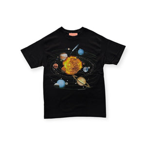 【ATLAS SCREEN PRINTING|アトラススクリーンプリンティング】THE PLANETS TEE/ザプラネットティー(BLACK) - STREAM【ATLAS SCREEN PRINTING|アトラススクリーンプリンティング】THE PLANETS TEE/ザプラネットティー(BLACK)STREAMS