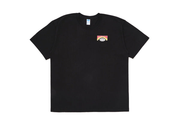 【CHALLENGER|チャレンジャー】PREDUCE x CHALLENGER S/S TEE (WHITE,BLACK)
「Dek Waen(デック・ウェン)」に着想を得たグラフィックが落とし込まれたTEEとBANDANA、
両ブランドのロゴ配したCAP、SOCKS、KEYCHAINの5アイテム発売となります。
FABRIC:コットン100%
品番:CLG-PD026-001