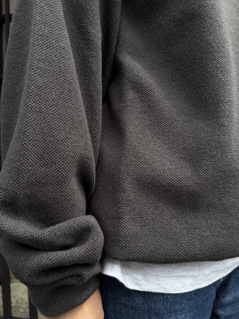 【CREPUSCULE|クレプスキュール】COTTON WOOL MOSS STITCH P/O/コットンウールモスステッチプルオーバー(BLACK , GRAY , CHARCOAL) - STREAM【CREPUSCULE|クレプスキュール】COTTON WOOL MOSS STITCH P/O/コットンウールモスステッチプルオーバー(BLACK , GRAY , CHARCOAL)STREAMCHARCOAL1