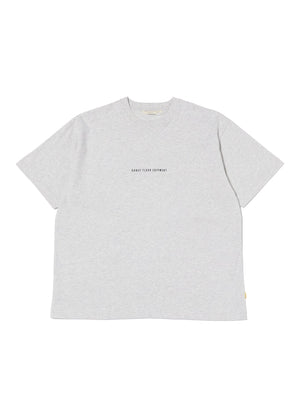 【FARAH|ファーラー】PRINTED GRAPHIC S/S TEE"D.F.E"/プリンテッドグラフィックTシャツ"D.F.E"(HEATHER GREY , BLACK) - STREAM【FARAH|ファーラー】PRINTED GRAPHIC S/S TEE"D.F.E"/プリンテッドグラフィックTシャツ"D.F.E"(HEATHER GREY , BLACK)STREAMHEATHER GREYM