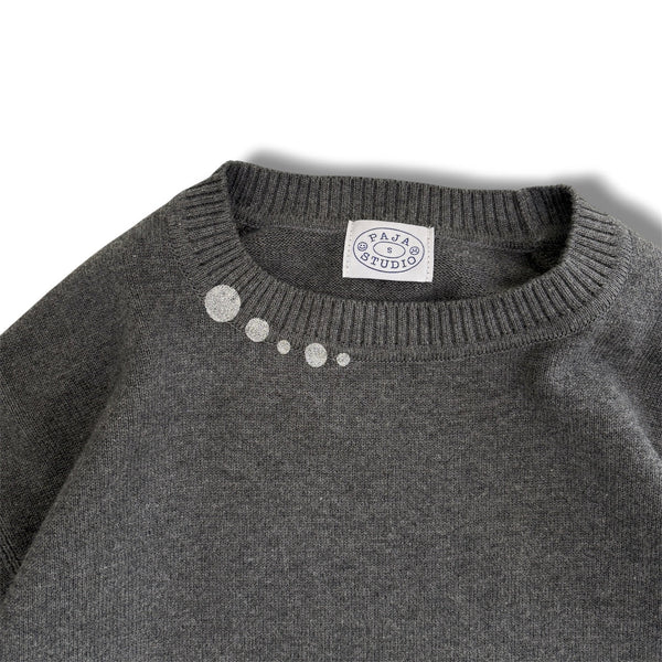 【PAJA STUDIO|パハ スタジオ】GLITTER COTTON SWEATER/グリッターコットンセーター(CHARCOAL GRAY) 正規取扱店舗 公式オンライン通販 島根 松江 26FW コットンニット シルクスクリーン