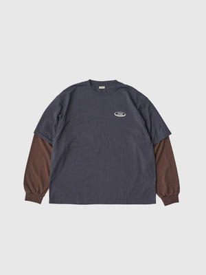【SEDAN ALL - PURPOSE|セダンオールパーパス】OVAL LOGO LAYERED TEE/オーバルロゴレイヤードL/S Tシャツ(CHARCOAL/BROWN) - STREAM【SEDAN ALL - PURPOSE|セダンオールパーパス】OVAL LOGO LAYERED TEE/オーバルロゴレイヤードL/S Tシャツ(CHARCOAL/BROWN)STREAMM