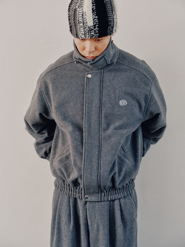 【SOL soonerorlater|ソル スーナーオアレイター】WOOL-BLEND STAND-COLLAR JACKET/ウールブレンドスタンドカラージャケット(BROWN) 正規取扱店舗 公式オンライン通販 島根 松江 26FW GuruGuru