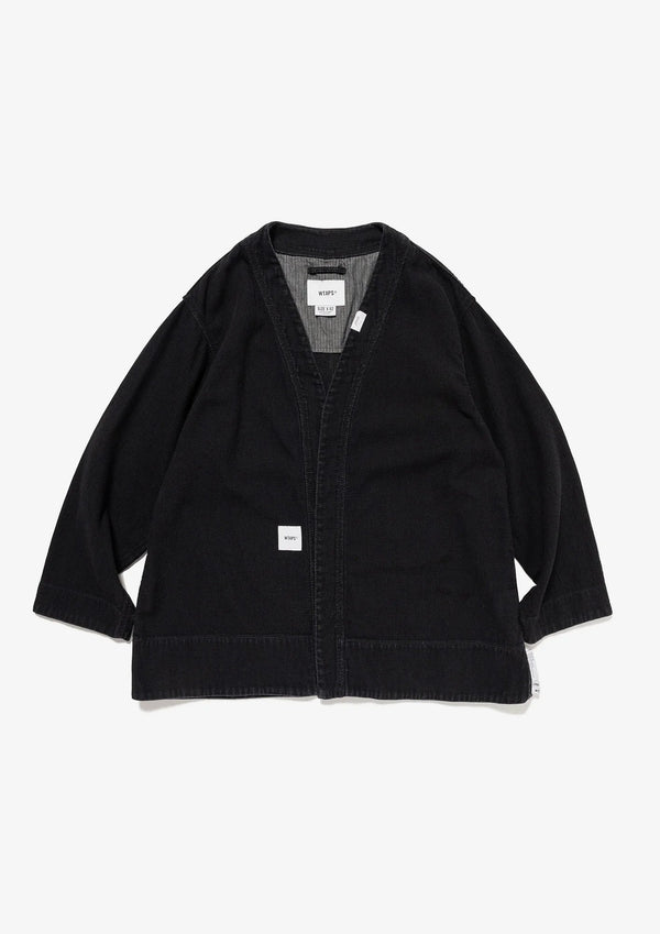 【WTAPS|ダブルタップス】DOU / JACKET / COTTON. DENIM. SASHIKO
ストーンバイオ加工を施したヘビークロスのガウン型ジャケット。
染めによる独特なインクネイビーとナチュラルな凹凸感が特徴。
袖口にモチーフを配したスラブローン生地の切り替え。
表情の異なるファブリックを組み合わせ二次元的な造りにコントラストを効かせた仕上がり。
バックにプリントモチーフを配置。
FABRIC:コットン100%
品番:262WVDT-JKM02