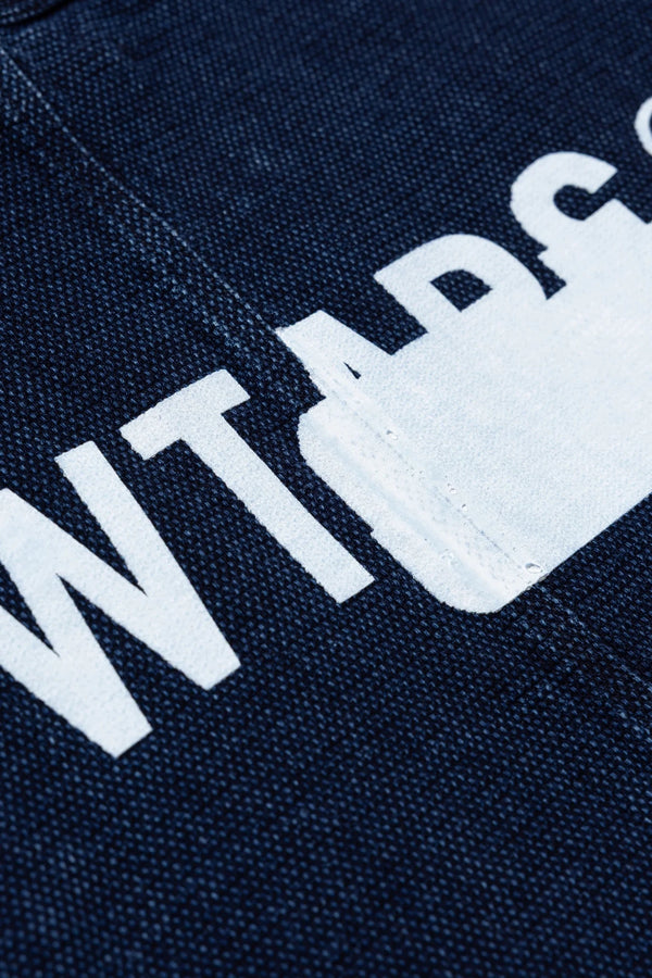 【WTAPS|ダブルタップス】DOU / JACKET / COTTON. DENIM. SASHIKO
ストーンバイオ加工を施したヘビークロスのガウン型ジャケット。
染めによる独特なインクネイビーとナチュラルな凹凸感が特徴。
袖口にモチーフを配したスラブローン生地の切り替え。
表情の異なるファブリックを組み合わせ二次元的な造りにコントラストを効かせた仕上がり。
バックにプリントモチーフを配置。
FABRIC:コットン100%
品番:262WVDT-JKM02