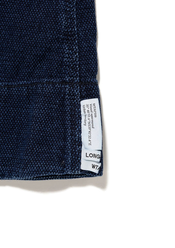 【WTAPS|ダブルタップス】DOU / JACKET / COTTON. DENIM. SASHIKO
ストーンバイオ加工を施したヘビークロスのガウン型ジャケット。
染めによる独特なインクネイビーとナチュラルな凹凸感が特徴。
袖口にモチーフを配したスラブローン生地の切り替え。
表情の異なるファブリックを組み合わせ二次元的な造りにコントラストを効かせた仕上がり。
バックにプリントモチーフを配置。
FABRIC:コットン100%
品番:262WVDT-JKM02