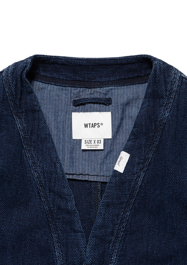 【WTAPS|ダブルタップス】DOU / JACKET / COTTON. DENIM. SASHIKO
ストーンバイオ加工を施したヘビークロスのガウン型ジャケット。
染めによる独特なインクネイビーとナチュラルな凹凸感が特徴。
袖口にモチーフを配したスラブローン生地の切り替え。
表情の異なるファブリックを組み合わせ二次元的な造りにコントラストを効かせた仕上がり。
バックにプリントモチーフを配置。
FABRIC:コットン100%
品番:262WVDT-JKM02