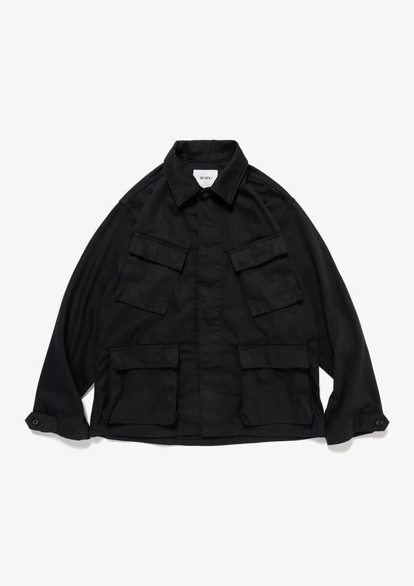 WTAPS|ダブルタップス JMOD 01/LS/CTPL. SATIN 
ブランド創設以来、アイコニックなアイテムとして展開しているファティーグシャツ。ワンウォッシュ加工を施したコットン/ポリエステル混紡のサテン生地使用の比翼仕立て。フロントに上下角度を変えたフラップポケットを配置。袖口はアジャスター用のフラップを付属し調節が可能。 
品番:262WVDT-SHM03 
26AW
公式通販 正規取扱店