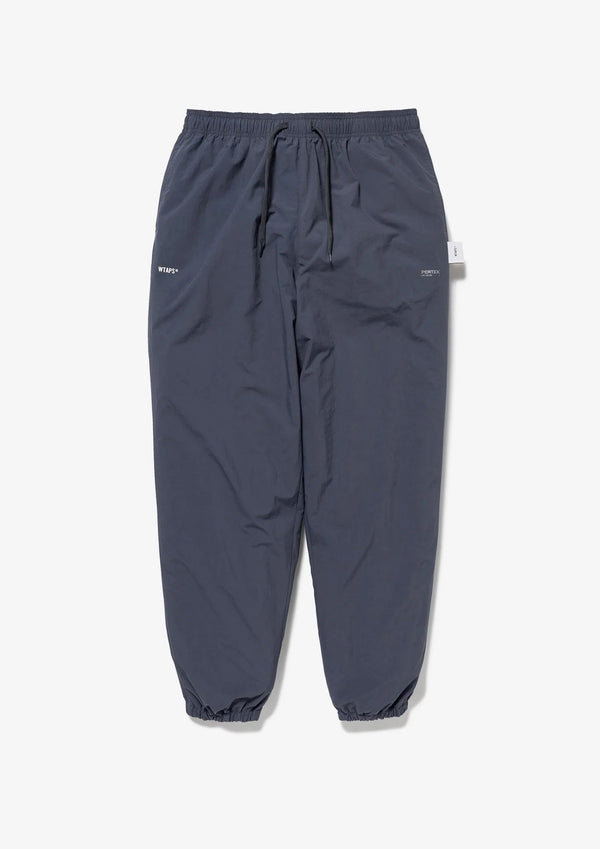 
【WTAPS|ダブルタップス】SPST2001 / TROUSERS / NYLON. TUSSAH. PERTEX®
撥水性を備えたPERTEX®ナイロンタッサー使用のトラックパンツ。
裏地は吸水速乾メッシュ素材のECO MADE COOLMAX®を用いた総裏の仕様。
ウエストゴムの仕様ながら内蔵されたドローコードでも調節可能。
フロントとバックにプリントモチーフとヒートトランスファープリントモチーフを配置。 