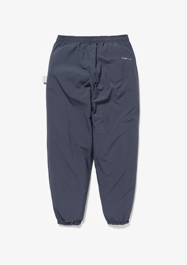 
【WTAPS|ダブルタップス】SPST2001 / TROUSERS / NYLON. TUSSAH. PERTEX®
撥水性を備えたPERTEX®ナイロンタッサー使用のトラックパンツ。
裏地は吸水速乾メッシュ素材のECO MADE COOLMAX®を用いた総裏の仕様。
ウエストゴムの仕様ながら内蔵されたドローコードでも調節可能。
フロントとバックにプリントモチーフとヒートトランスファープリントモチーフを配置。 