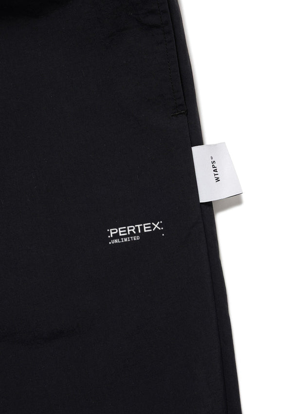 【WTAPS|ダブルタップス】SPST2001 / TROUSERS / NYLON. TUSSAH. PERTEX®
撥水性を備えたPERTEX®ナイロンタッサー使用のトラックパンツ。
裏地は吸水速乾メッシュ素材のECO MADE COOLMAX®を用いた総裏の仕様。
ウエストゴムの仕様ながら内蔵されたドローコードでも調節可能。
フロントとバックにプリントモチーフとヒートトランスファープリントモチーフを配置。 
26AW