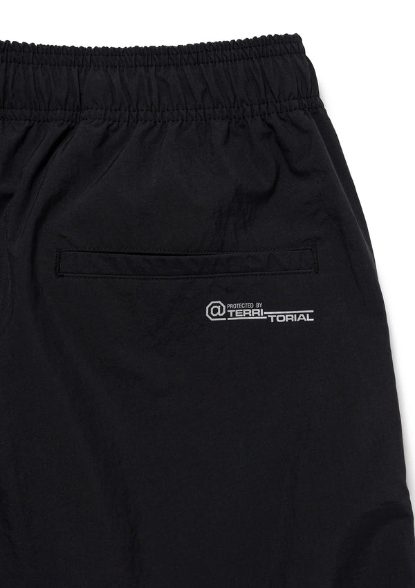 【WTAPS|ダブルタップス】SPST2001 / TROUSERS / NYLON. TUSSAH. PERTEX®
撥水性を備えたPERTEX®ナイロンタッサー使用のトラックパンツ。
裏地は吸水速乾メッシュ素材のECO MADE COOLMAX®を用いた総裏の仕様。
ウエストゴムの仕様ながら内蔵されたドローコードでも調節可能。
フロントとバックにプリントモチーフとヒートトランスファープリントモチーフを配置。 
26AW