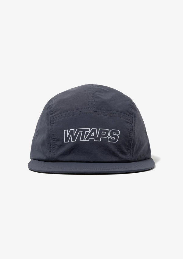 【WTAPS|ダブルタップス】T-5 06 / CAP / NYLON. TUSSAH. PERTEX®
耐久防水を誇るPERTEX®のナイロンタッサー生地を使用した5パネルキャンプキャップ。
フロントとアジャスターベルトにプリントモチーフを配置。
ベルクロ仕様のアジャスターで調節可能。
SIZE:ONE SIZE
FABRIC :ナイロン100%
品番:262HCDT-HT03
26AW