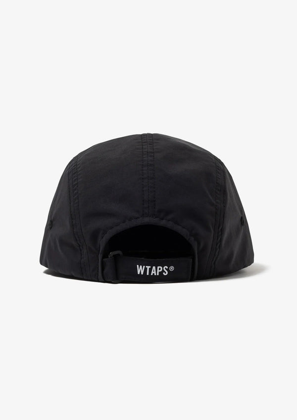 【WTAPS|ダブルタップス】T-5 06 / CAP / NYLON. TUSSAH. PERTEX®
耐久防水を誇るPERTEX®のナイロンタッサー生地を使用した5パネルキャンプキャップ。
フロントとアジャスターベルトにプリントモチーフを配置。
ベルクロ仕様のアジャスターで調節可能。
SIZE:ONE SIZE
FABRIC :ナイロン100%
品番:262HCDT-HT03
26AW