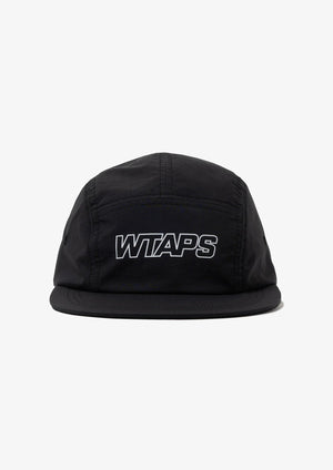 【WTAPS|ダブルタップス】T-5 06 / CAP / NYLON. TUSSAH. PERTEX®
耐久防水を誇るPERTEX®のナイロンタッサー生地を使用した5パネルキャンプキャップ。
フロントとアジャスターベルトにプリントモチーフを配置。
ベルクロ仕様のアジャスターで調節可能。
SIZE:ONE SIZE
FABRIC :ナイロン100%
品番:262HCDT-HT03
26AW