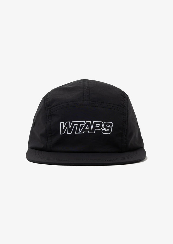 【WTAPS|ダブルタップス】T-5 06 / CAP / NYLON. TUSSAH. PERTEX®
耐久防水を誇るPERTEX®のナイロンタッサー生地を使用した5パネルキャンプキャップ。
フロントとアジャスターベルトにプリントモチーフを配置。
ベルクロ仕様のアジャスターで調節可能。
SIZE:ONE SIZE
FABRIC :ナイロン100%
品番:262HCDT-HT03
26AW